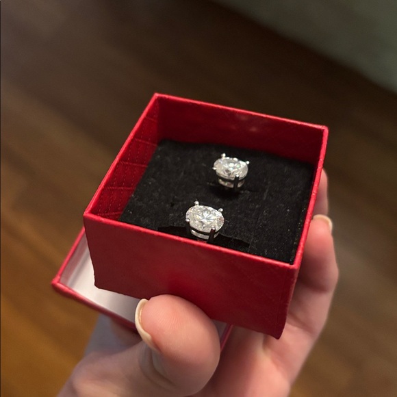 2 CT Moissanite Elegant Silver Stud Earrings - Picture 4 of 7